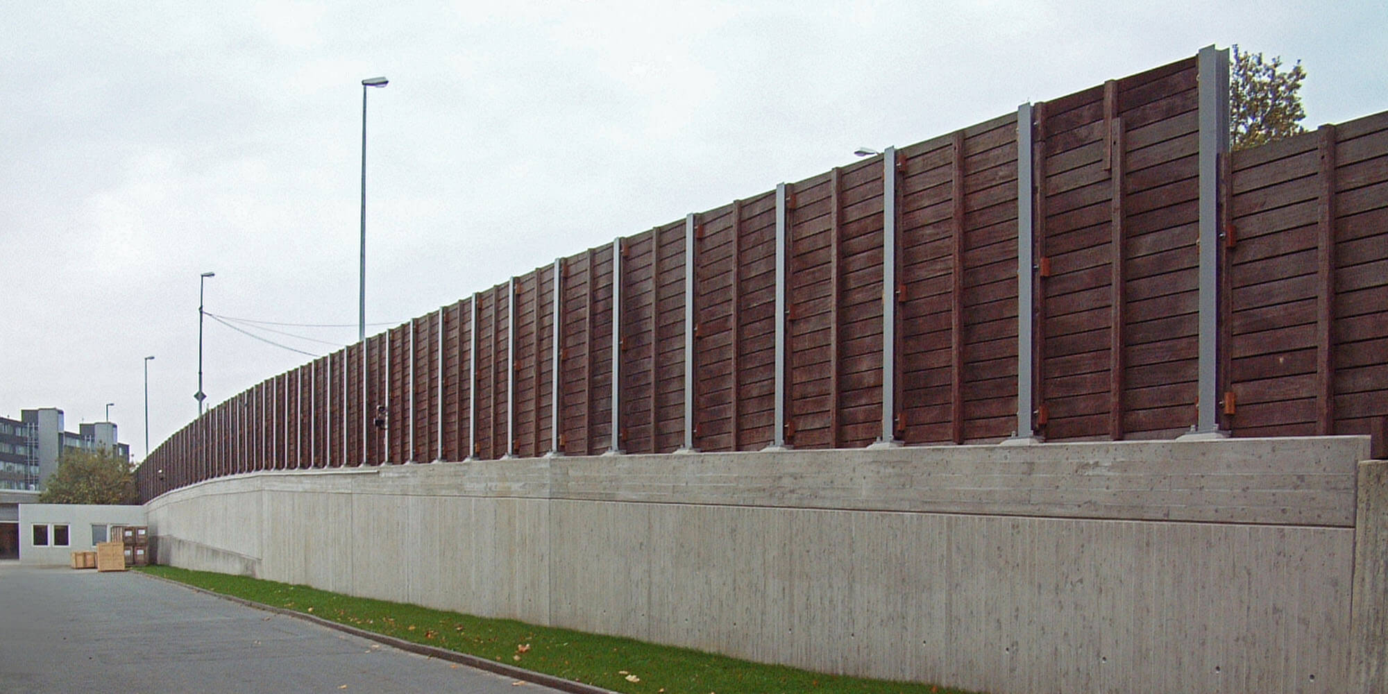 Stützwand mit Lärmschutzaufsatz in Holz